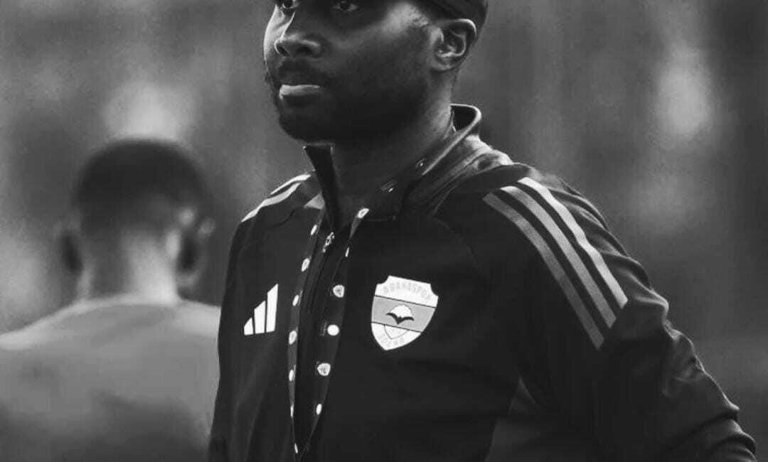 Adanaspor Teknik Direktörü Sol Bamba, Manisa deplasmanında rahatsızlanarak hastaneye kaldırıldı
