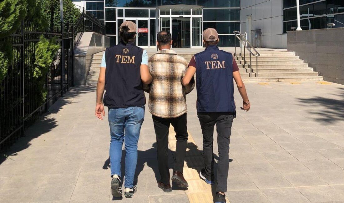 Adıyaman’da FETÖ/PDY’ye karşı düzenlenen operasyonda, 2 kamu görevlisi gözaltına alındı.