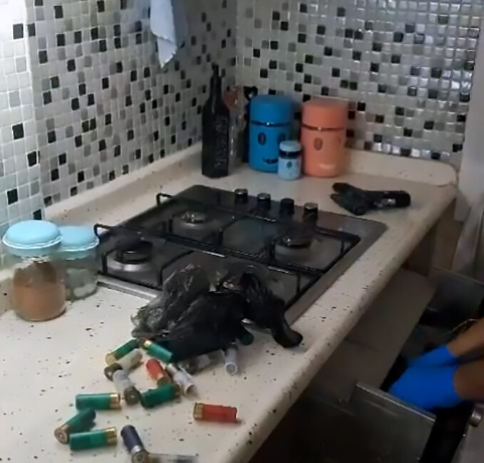 Adana’da polis, bir evde yaptığı operasyonda ankastre fırının üzerindeki gizli