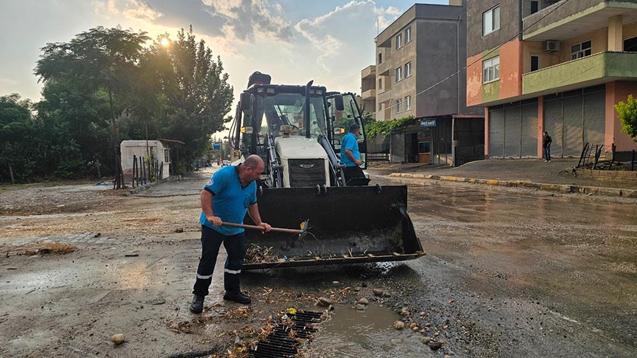Kadirli Belediyesi Su ve Kanalizasyon Müdürlüğü (KASKİ) ekipleri, oluşan arızalara
