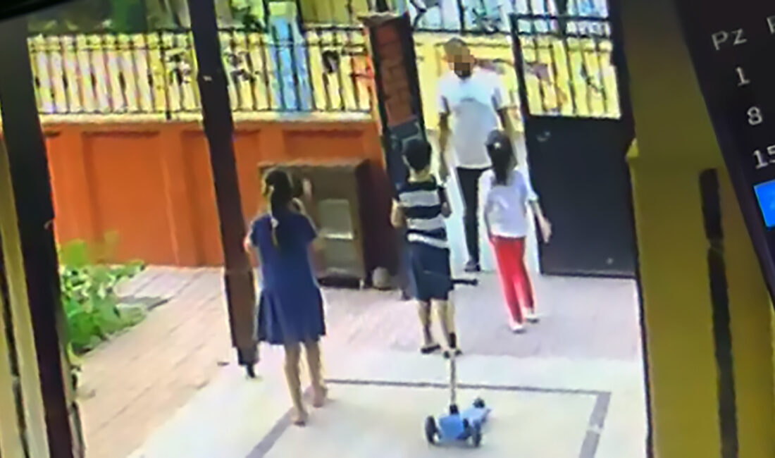 Adana’da apartman bahçesinde oynayan üç çocuğa para veren ve annesinin