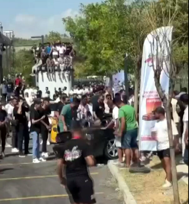 Kahramanmaraş’ta düzenlenen modifiyeli araç festivalinde, bir otomobil drift yaparken kontrolü