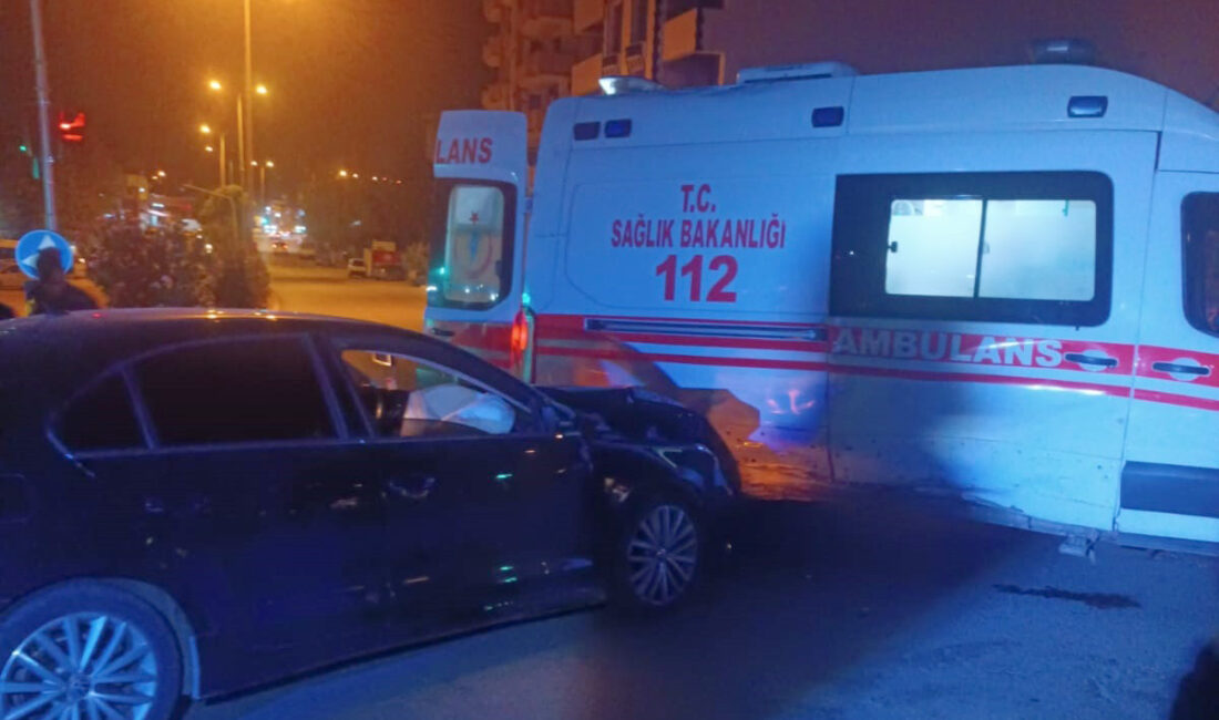 Kadir ÇELİK/İSLAHİYE (Gaziantep), – GAZİANTEP’in İslahiye ilçesinde, ambulans ile otomobilin