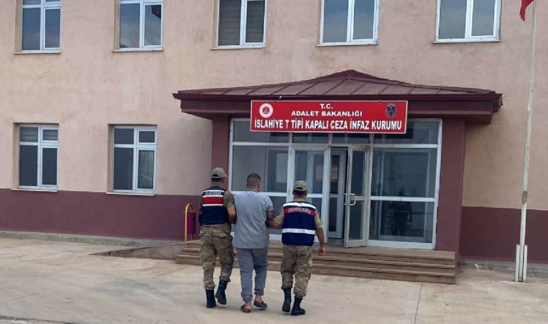 Gaziantep’te jandarma ekipleri tarafından gerçekleştirilen yol kontrolü sırasında aracında kaçak