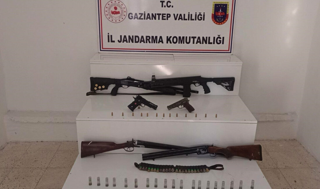 Gaziantep’in Nurdağı ilçesinde jandarmanın düzenlediği operasyonda silah kaçakçılarına yönelik gerçekleştirilen