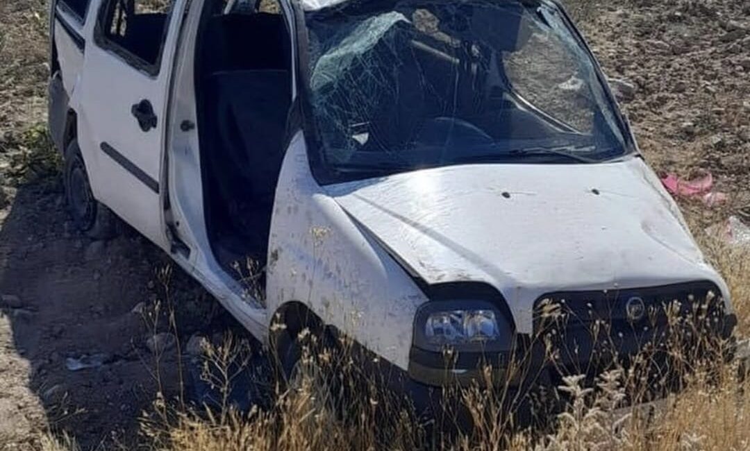 Tomarza ilçesi Kale Mahallesi yakınlarında meydana gelen trafik kazasında hafif