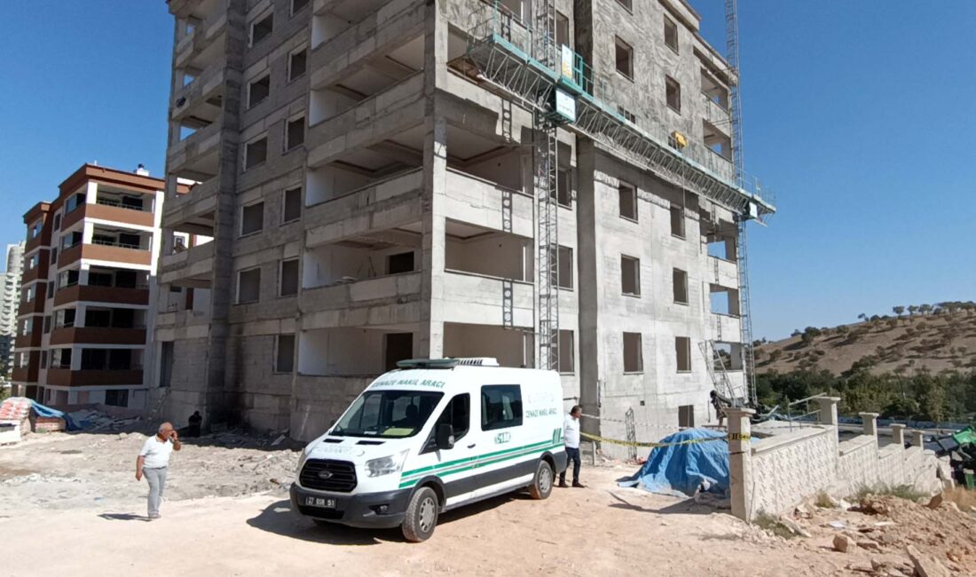 Gaziantep’te bir apartman inşaatında çalışan Furkan Bozkurt (20), üzerine düşen