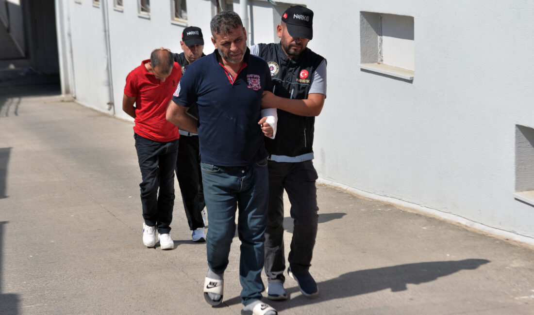 Adana’da polis baskını sırasında kaçarken yakalanan uyuşturucu satıcıları tutuklandı. Operasyon