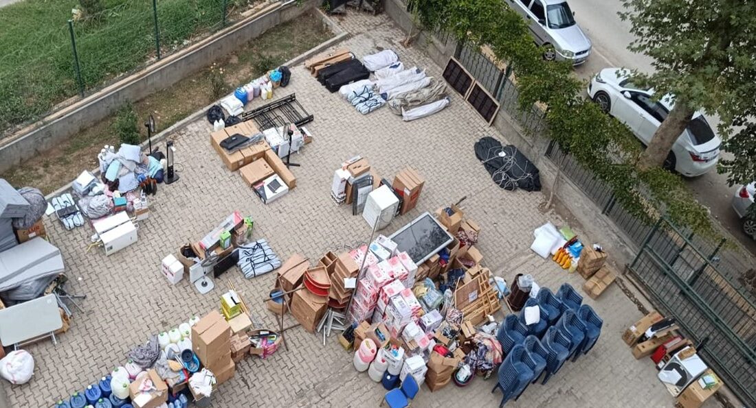 Türkoğlu ilçesinde depremzedelere yardım malzemeleri satan şahıslara yönelik polis operasyonunda