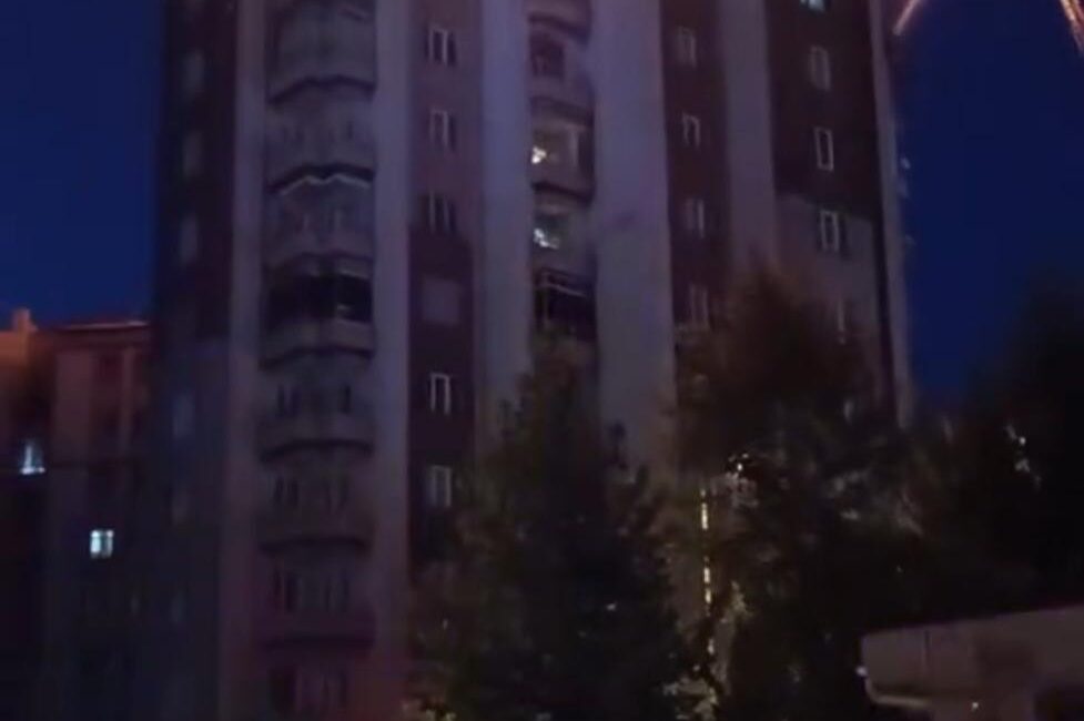 Kayseri’nin Talas ilçesinde bulunan 13 katlı bir binanın çatısında çıkan