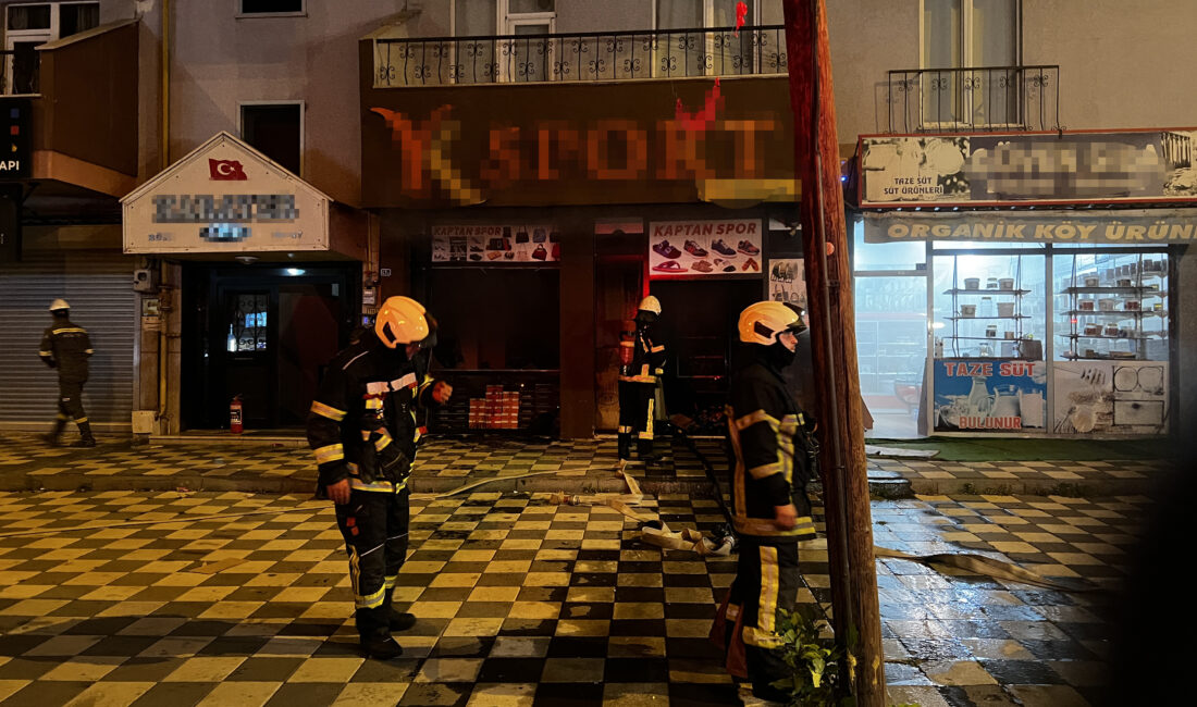 Kayseri’de bir ayakkabı mağazasında çıkan yangın, itfaiye ekiplerinin 1 saatlik