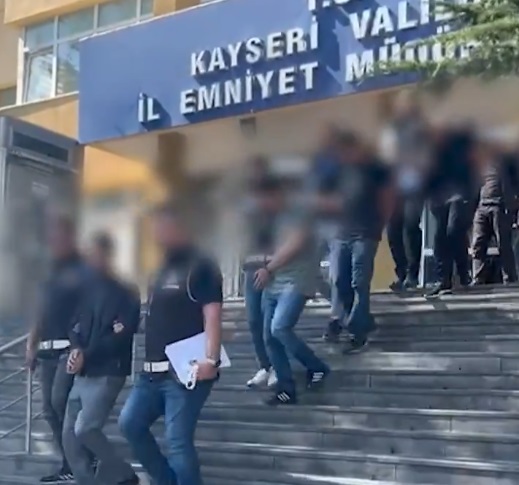 Kayseri’de polis ekiplerinin gerçekleştirdiği operasyonda 28 kişi uyuşturucu ve ruhsatsız