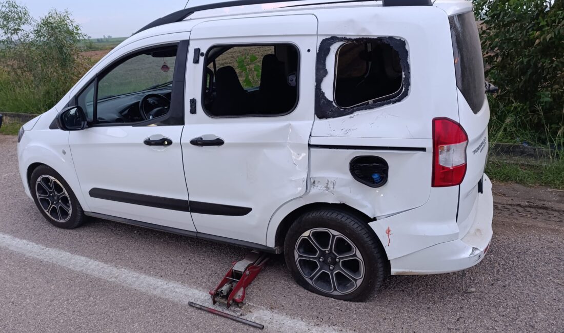 Sumbas ilçesinde meydana gelen trafik kazasında hafif ticari araç ile