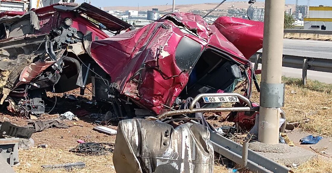 Gaziantep’te meydana gelen trafik kazasında, bir TIR’ın önünde seyir halindeyken