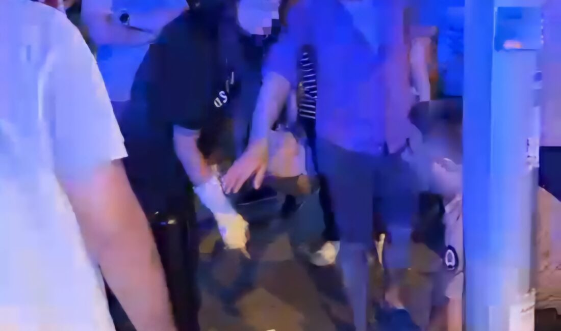 Adana’da bir genç kızın mahalle bekçisiyle yaşadığı tartışma kanlı bitti.