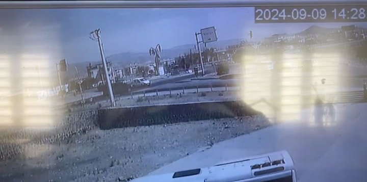 Gaziantep’in İslahiye ilçesinde minibüs ile hafif ticari aracın çarpıştığı trafik