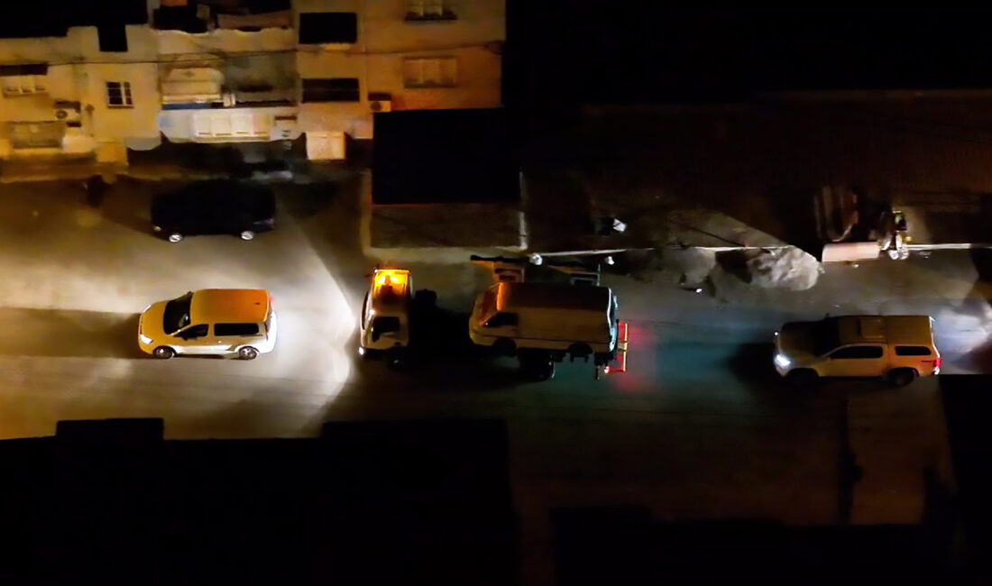 Adana’da polis ekipleri, park halindeki bir minibüste yaptıkları aramada 40
