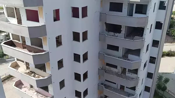 Osmaniye’nin Kadirli ilçesinde, 6 Şubat Kahramanmaraş depremlerinde hasar alarak tehlike