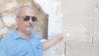 Sumbas ilçesinde bulunan Çem Kalesi’nin duvarındaki kitabede hangi dilde ve