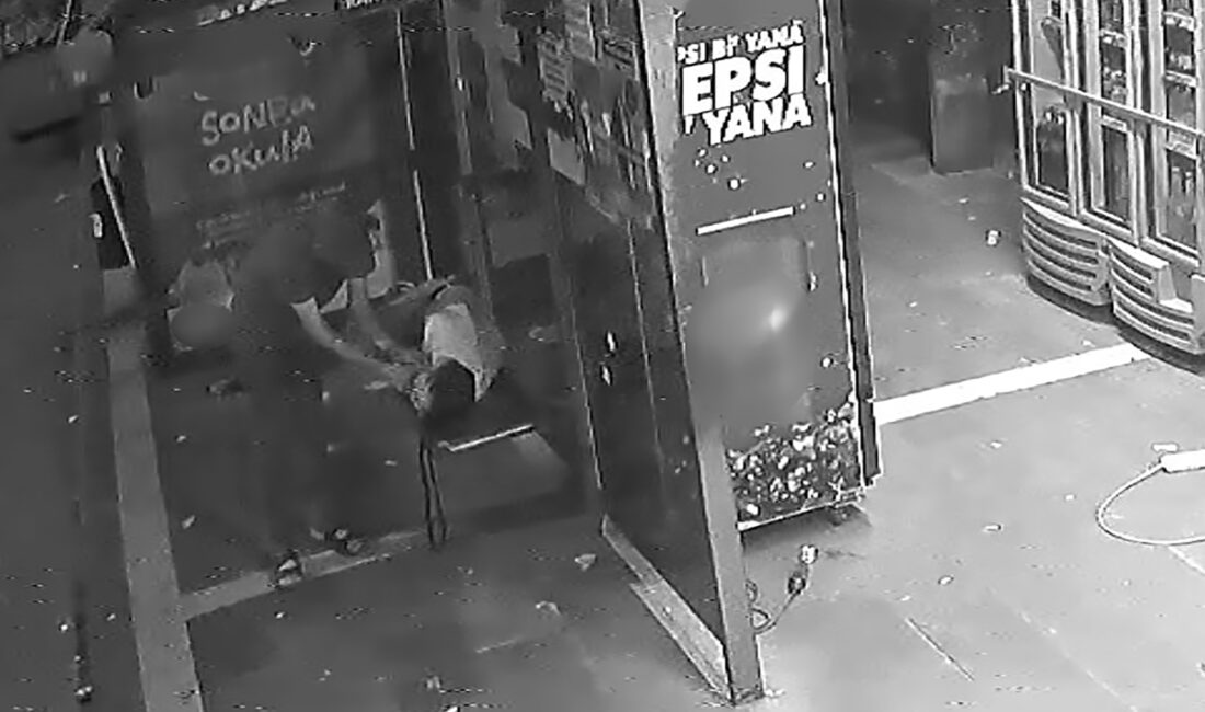 Adana’da bir otobüs durağında uyuya kalan Metin Y.’nin yanına giden