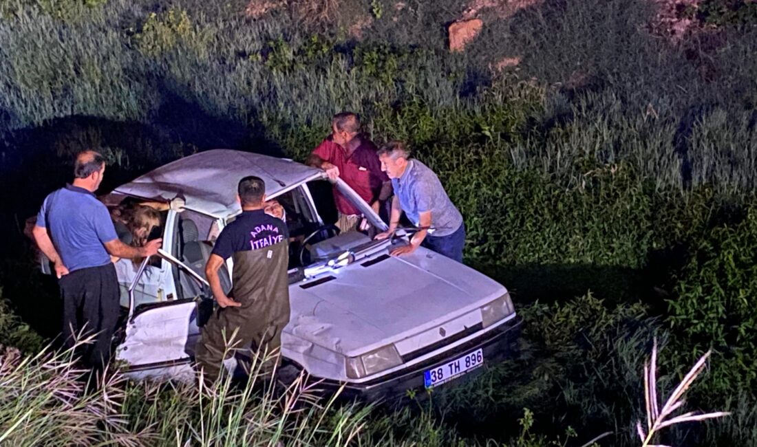 Kozan ilçesinde yaşanan trafik kazasında otomobil dere yatağına devrildi ve