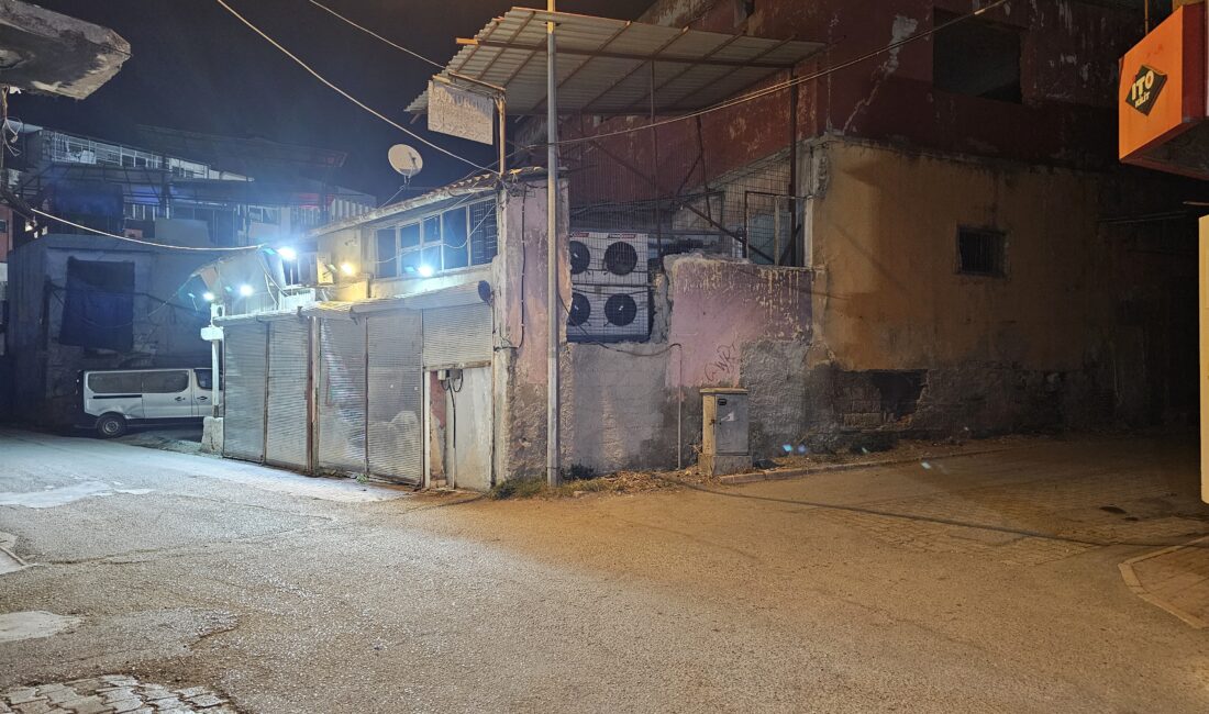 Adana’da Erol Kavak adlı bir kişi, gece saatlerinde sokakta yürürken