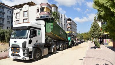 Osmaniye Belediyesi tarafından Fakıuşağı Mahallesi Kafeler Caddesi’nde başlatılan asfalt yol