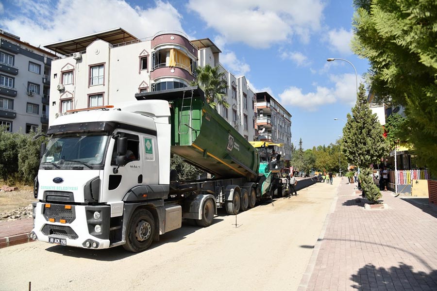 Osmaniye Belediyesi tarafından Fakıuşağı Mahallesi Kafeler Caddesi’nde başlatılan asfalt yol