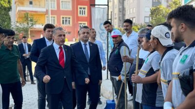 Osmaniye Belediyesi Temizlik İşleri Müdürlüğü ekipleri, kaldırım ve yollarda temizlik
