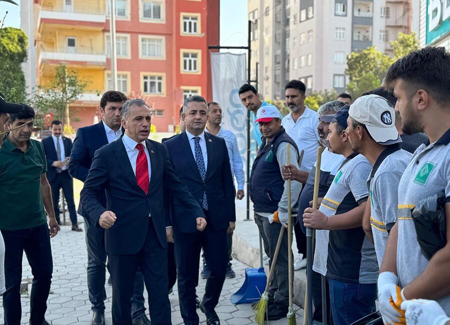 Osmaniye Belediyesi Temizlik İşleri Müdürlüğü ekipleri, kaldırım ve yollarda temizlik