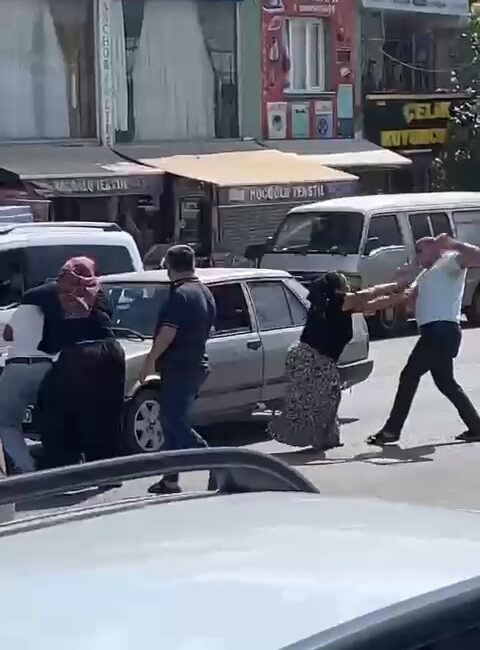 Adana’da trafikte iki sürücü arasında çıkan kavgaya kadın sürücüler de