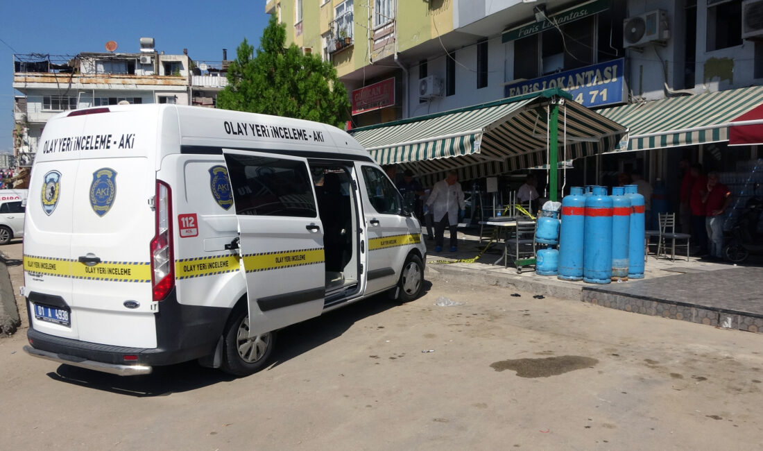 Adana’da şizofreni hastası 44 yaşındaki Harun Akçay, yarı çıplak halde