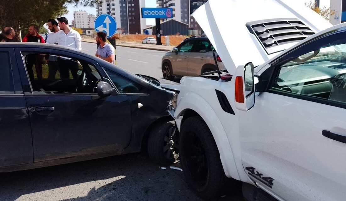 Kahramanmaraş’ta üç aracın karıştığı zincirleme trafik kazasında 2 kişi hafif