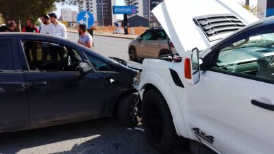 Kahramanmaraş’ta üç aracın karıştığı zincirleme trafik kazasında 2 kişi hafif