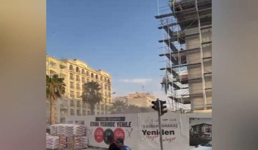 Kahramanmaraş’ta şehir merkezinde yapılan inşaat çalışmalarında görevli personelin pervasızlığı pes