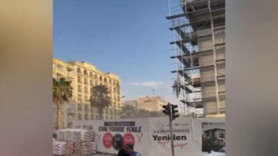 Kahramanmaraş’ta şehir merkezinde yapılan inşaat çalışmalarında görevli personelin pervasızlığı pes