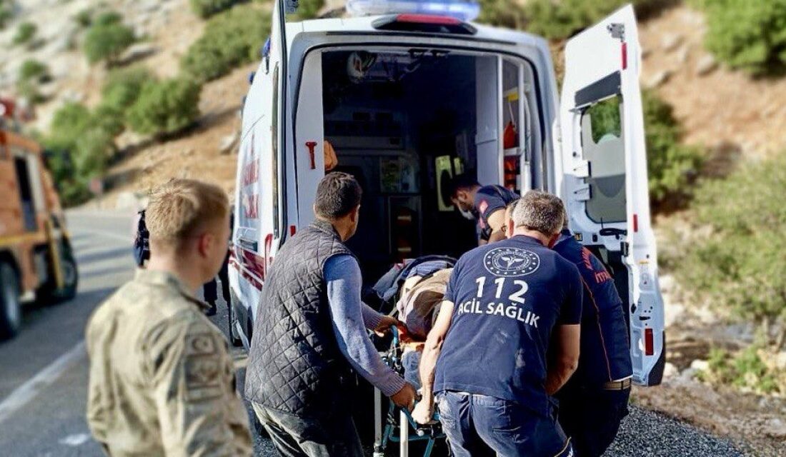 Kahramanmaraş’ın Afşin ilçesinde şarampol devrilen kamyon sürücüsü hayatını kaybetti.