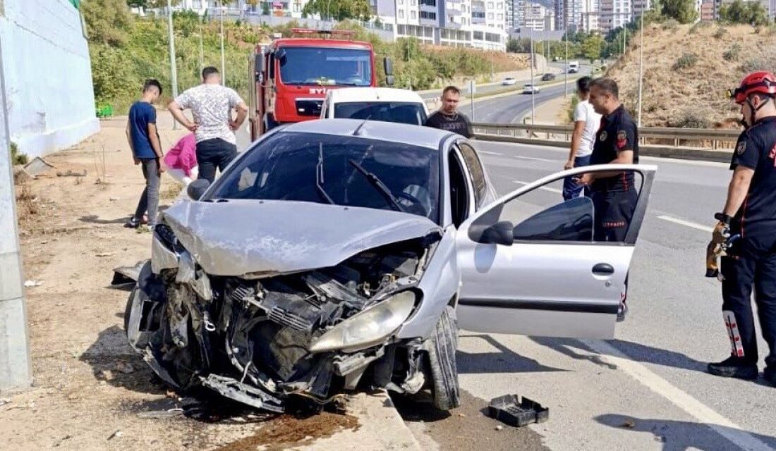 Kahramanmaraş’ta sürücüsü kontrolünü kaybettiği otomobil ile aydınlatma direğine çarpması sonucu