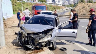 Kahramanmaraş’ta sürücüsü kontrolünü kaybettiği otomobil ile aydınlatma direğine çarpması sonucu