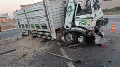 Kahramanmaraş’ın Elbistan ilçesinde iki kamyonetin çarpışması sonucu yaşanan trafik kazasında