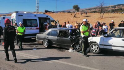 Kahramanmaraş’ta iki otomobilin çarpışması sonucu yaşanan trafik kazasında 6 kişi