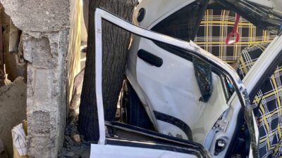 Kahramanmaraş’ta otomobilin ağaca çarpması sonucu sürücü yaralandı.