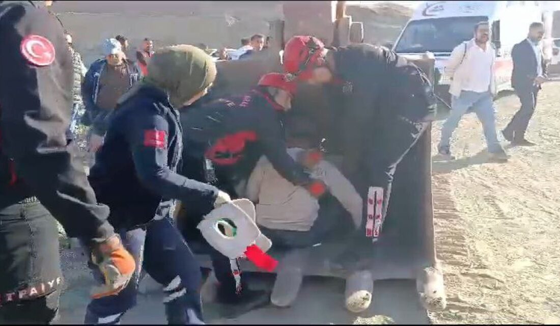 Kahramanmaraş’ta kullandı kamyonet ile şarampole düşen sürücü kepçeyle kurtarıldı.