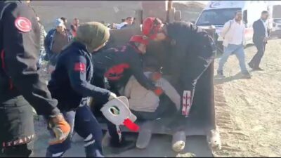 Kahramanmaraş’ta kullandı kamyonet ile şarampole düşen sürücü kepçeyle kurtarıldı.