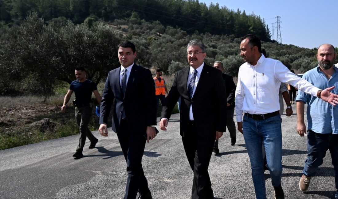 Osmaniye Valisi Dr. Erdinç Yılmaz, D-400 Osmaniye-Toprakkale Yolu çalışmalarında incelemelerde