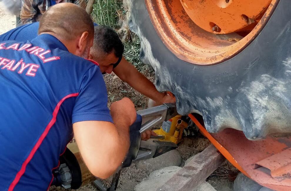 Kadirli’de devrilen traktörün altında kalan bir kişi hafif yaralandı. Kaza
