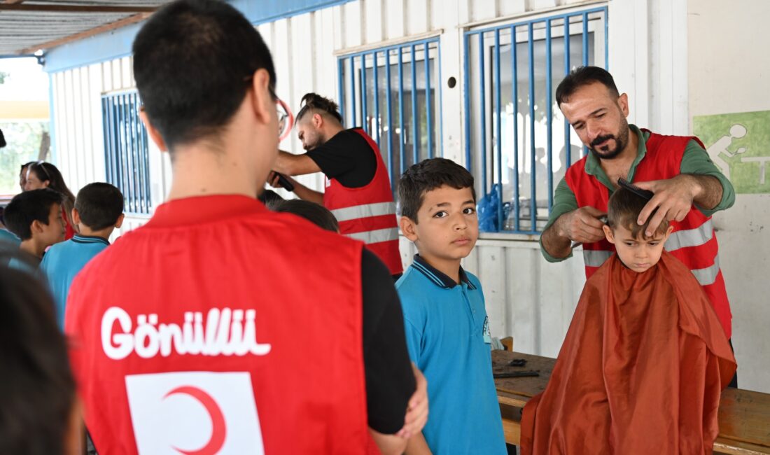 Türk Kızılay gönüllü berber ve kuaförleri, köy okulunda ücretsiz saç