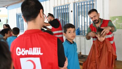 Türk Kızılay gönüllü berber ve kuaförleri, köy okulunda ücretsiz saç