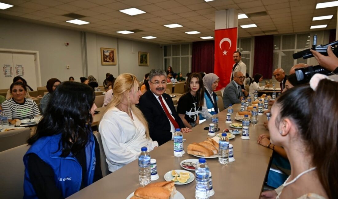 Osmaniye Valisi Dr. Erdinç Yılmaz, Osmaniye Kız Öğrenci Yurdunu ziyaret