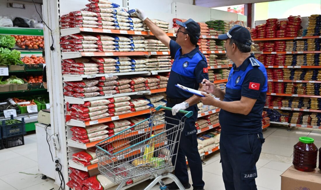 Kadirli Belediyesi Zabıta Müdürlüğü ekipleri marketlerde sebze, meyve, temel gıda